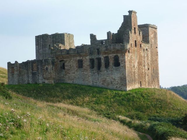 800px-Crichton_Castle,_near_Pathhead,_Midlothian